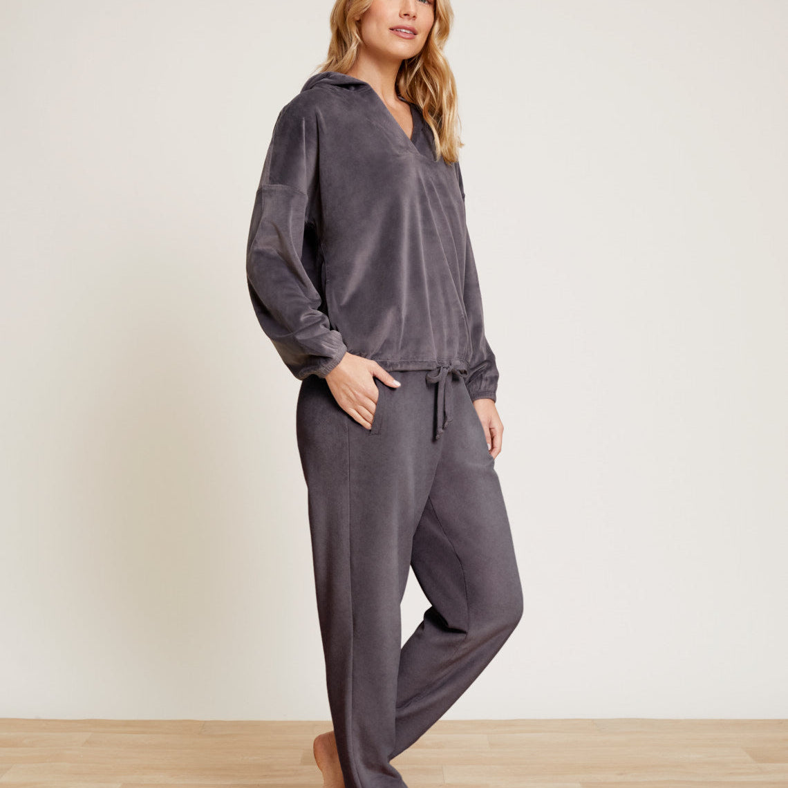 LuxeChic Jogger by Barefoot Dreams – ultra-soft, lightweight jogger pants with a modern tapered fit, perfect for lounging or travel, available at Be Charmed