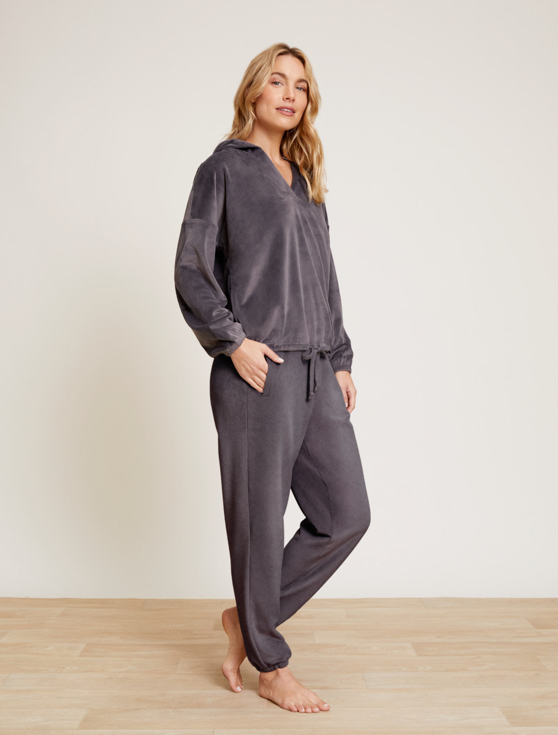 LuxeChic Jogger by Barefoot Dreams – ultra-soft, lightweight jogger pants with a modern tapered fit, perfect for lounging or travel, available at Be Charmed