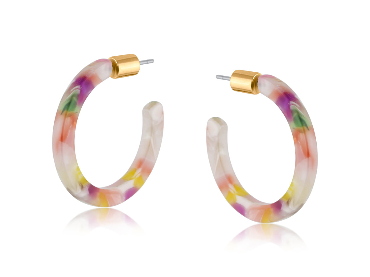 Big Metal London Resin Skinny Sylvia Earrings in red‑beige marbled resin, gold‑tone accents, 5 × 0.3 cm lightweight hypoallergenic hoops – Available at Be Charmed