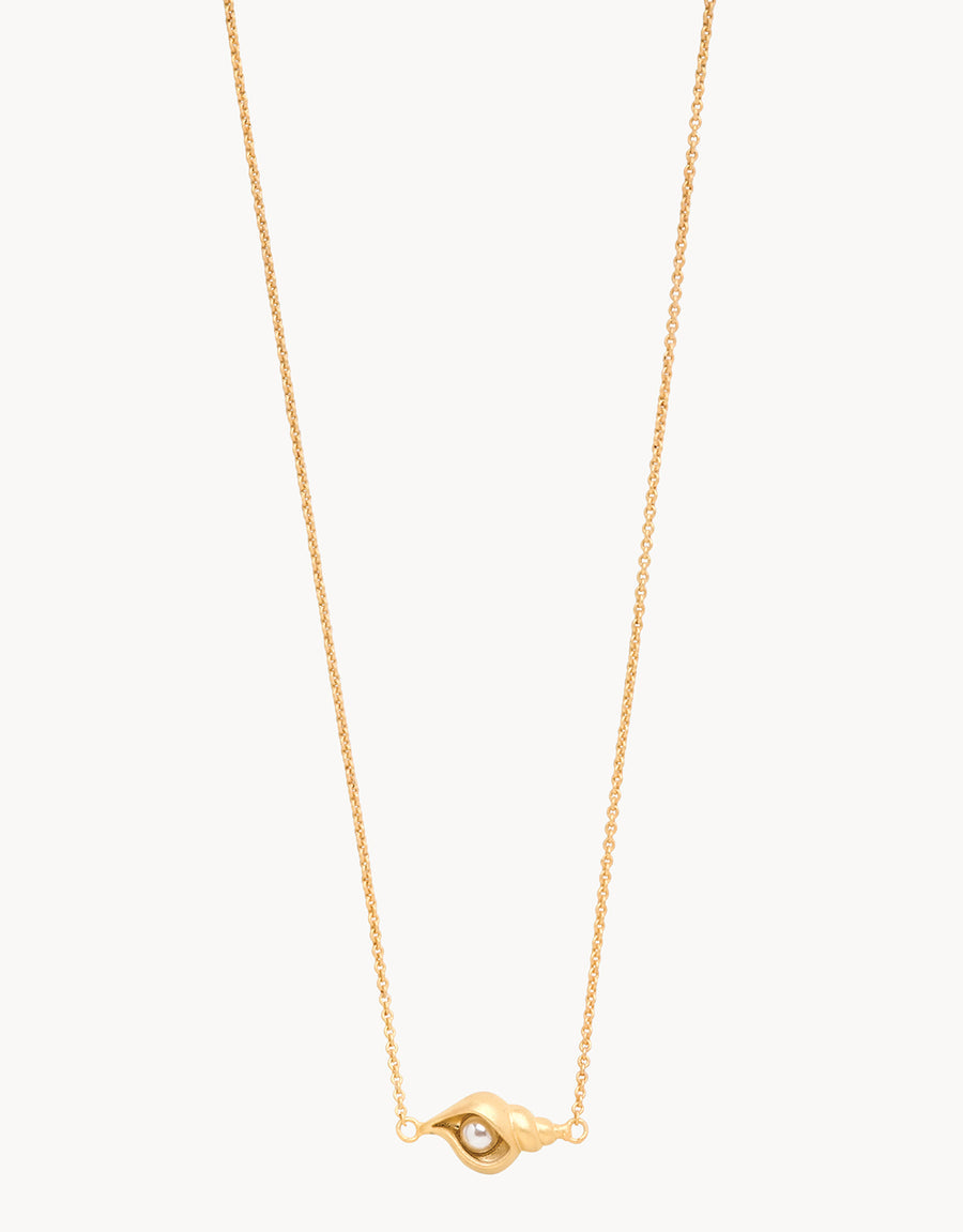 Gold Spartina 449 Listen Necklace 18 Inch – Shell charm necklace symbolizing mindfulness and inner peace. Features an engraved “Listen” message and delicate chain. Inspired by the calming sound of the sea. Lightweight, adjustable design with secure clasp.